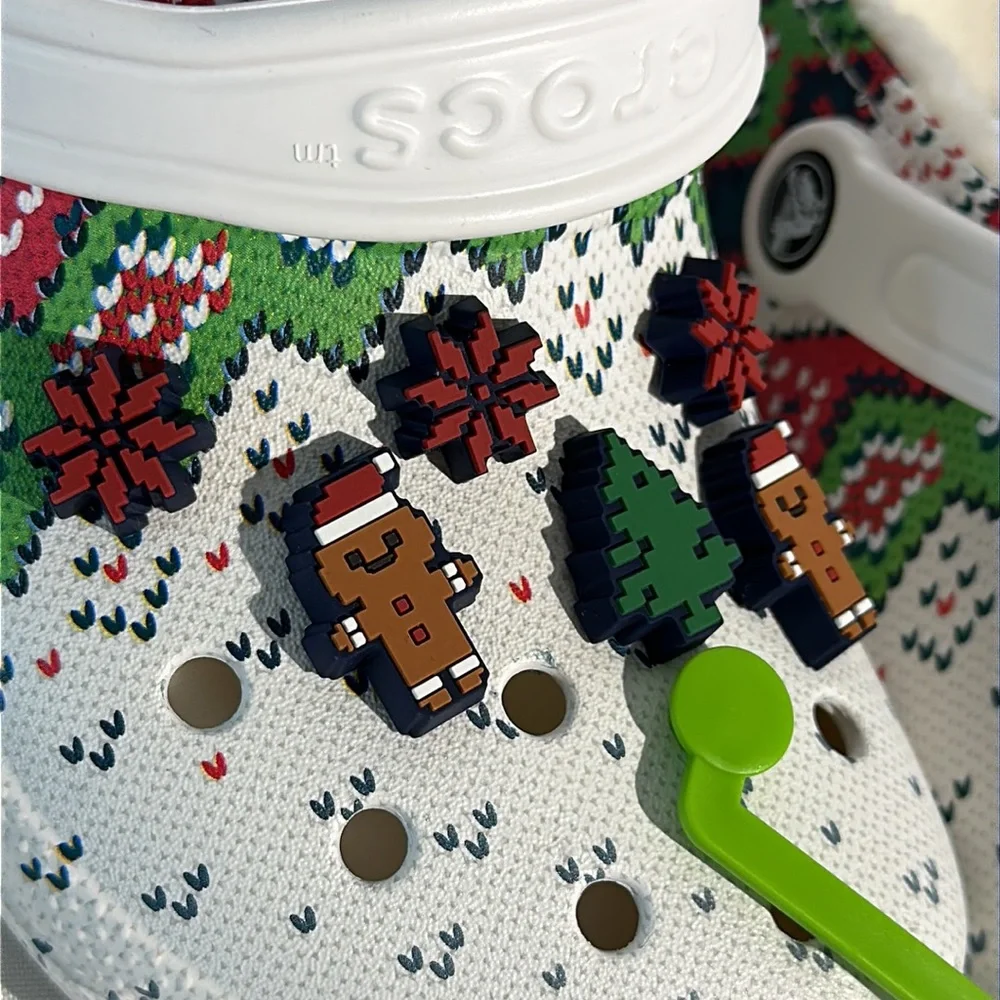 NEW Crocs Lined Christmas Charms Size 4M/6W